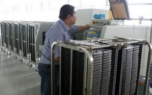 公司新購兩臺環(huán)球插件機（立式、臥式）已正式投入生產